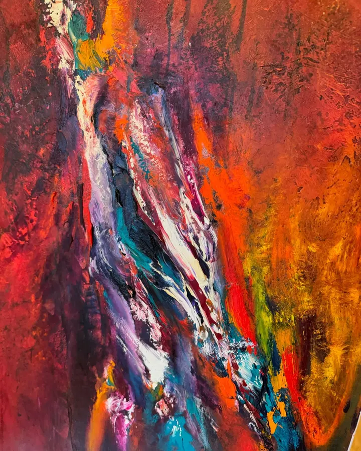 Détail d'un tableau abstrait rouge orangé de Régine Gardan, traversé d'une diagonale blanche, violette et turquoise