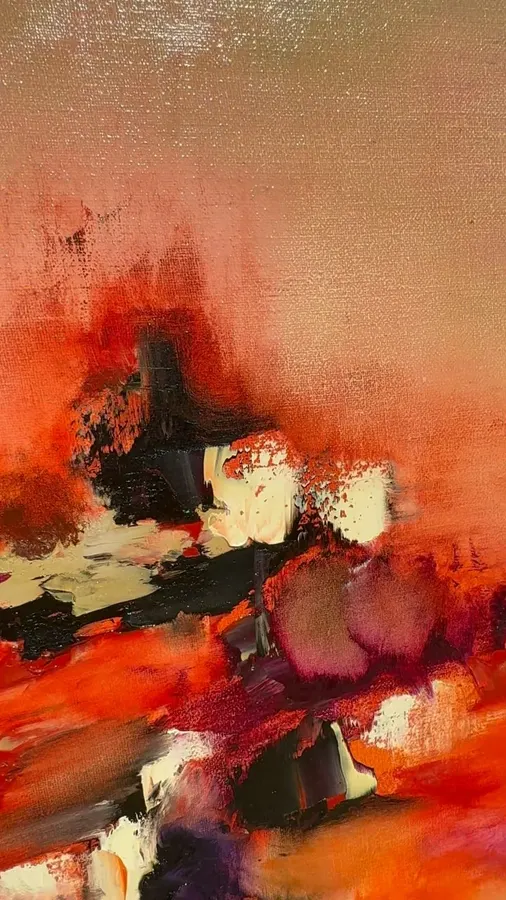 Gros plan d'un tableau abstrait rouge et orange de Régine Gardan, touches noires et crème
