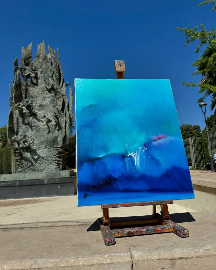 Tableau abstrait turquoise et bleu profond de Régine Gardan, sur un chevalet devant une sculpture en bronze