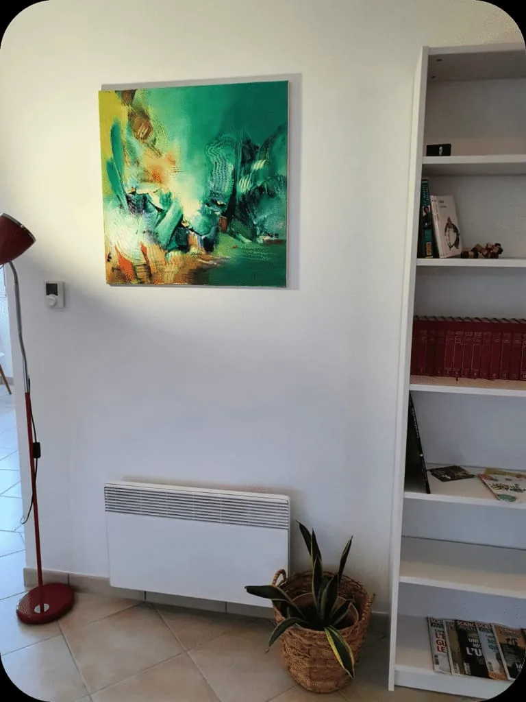 Tableau abstrait vert fait main accroché dans un intérieur chaleureux
