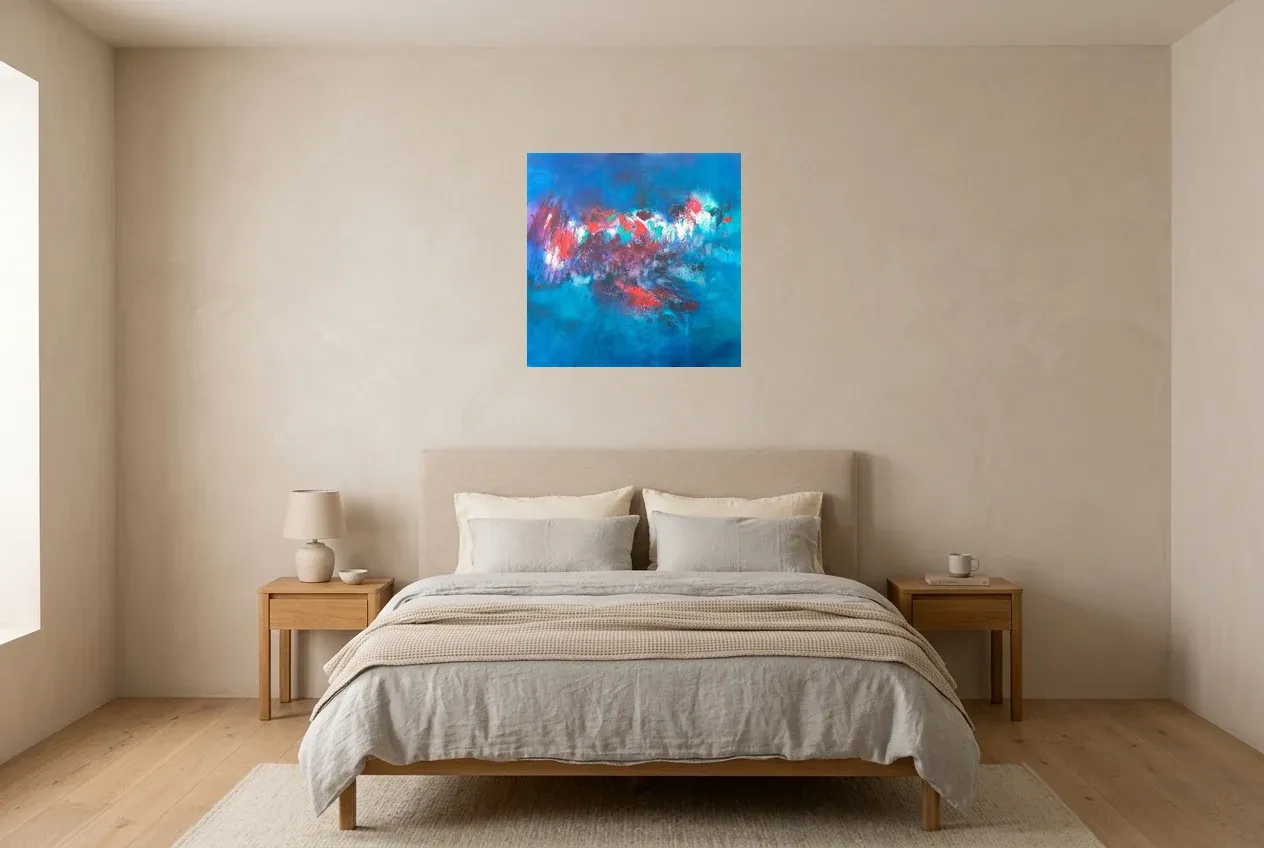 Tableau Abstrait Bleu 10 “Ébullition”, peinture originale à l'huile par Régine Gardan, 60 × 60 cm, tableau bleu accroché dans une chambre