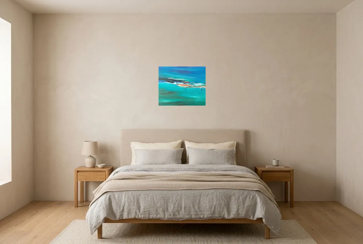Tableau Abstrait Bleu 100 “Nage Douce”, peinture originale à l'huile par Régine Gardan, 46 × 38 cm, tableau bleu accroché dans une chambre