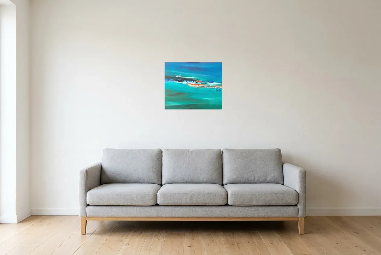 Tableau Abstrait Bleu 100 “Nage Douce”, peinture originale à l'huile par Régine Gardan, 46 × 38 cm, tableau bleu accroché dans un salon