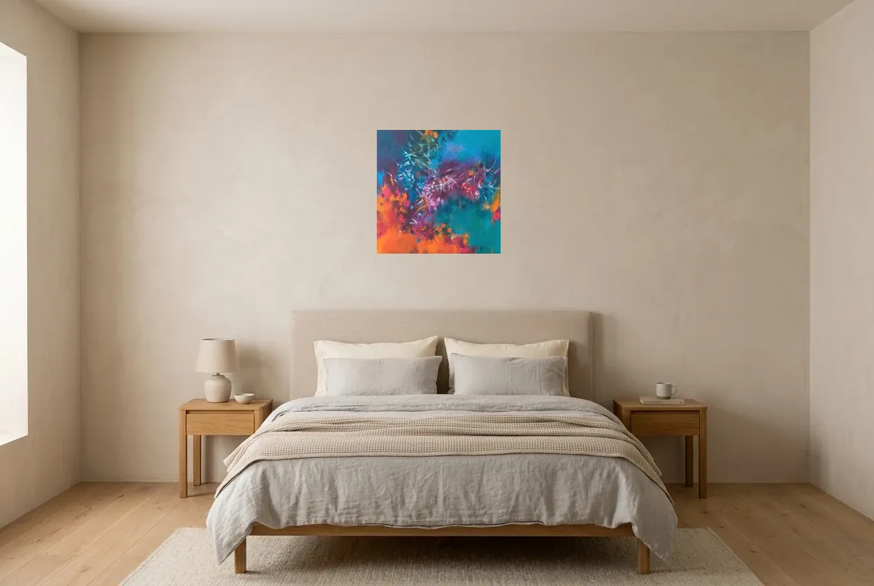 Tableau Abstrait Bleu 106 “Corail”, peinture originale à l'huile par Régine Gardan, 50 × 50 cm, tableau bleu accroché dans une chambre