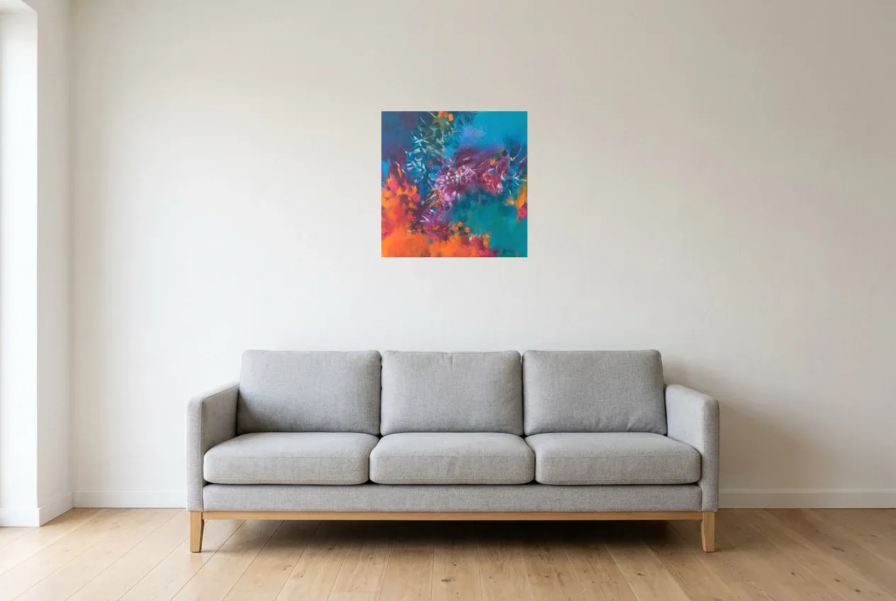 Tableau Abstrait Bleu 106 “Corail”, peinture originale à l'huile par Régine Gardan, 50 × 50 cm, tableau bleu accroché dans un salon