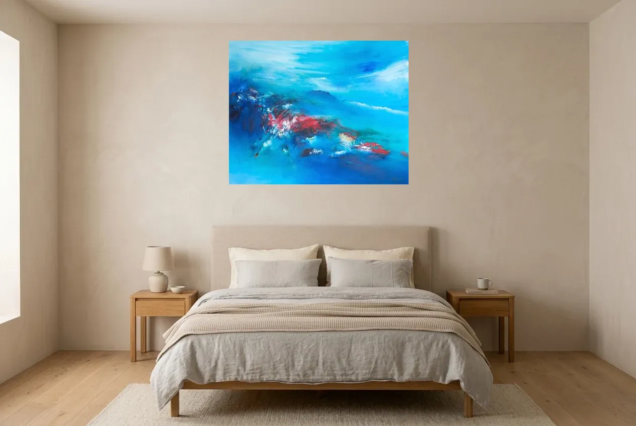 Tableau Abstrait Bleu 121 “Figure Mythique”, peinture originale à l'huile par Régine Gardan, 100 × 80 cm, tableau bleu accroché dans une chambre