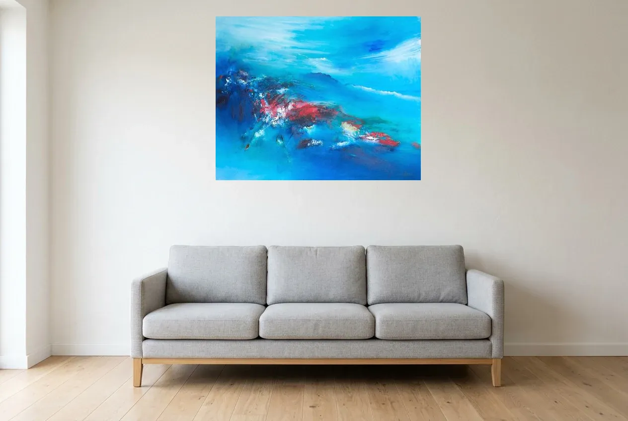 Grand tableau abstrait bleu Figure Mythique de Régine Gardan, 100 x 80 cm, seul sur un mur de salon clair au-dessus d'un canapé