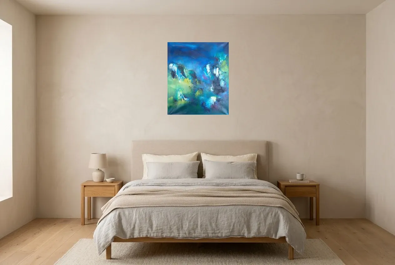Tableau Abstrait Bleu 130 “Toundra”, peinture originale à l'huile par Régine Gardan, 55 × 65 cm, tableau bleu accroché dans une chambre