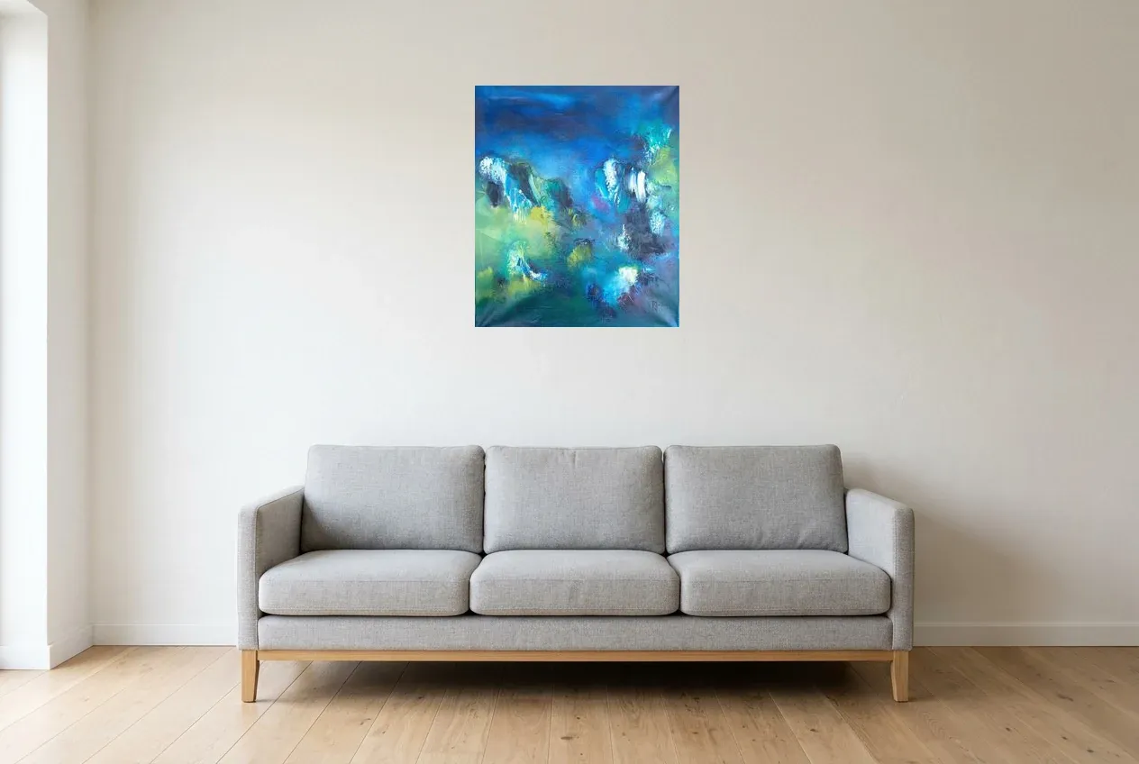 Tableau Abstrait Bleu 130 “Toundra”, peinture originale à l'huile par Régine Gardan, 55 × 65 cm, tableau bleu accroché dans un salon