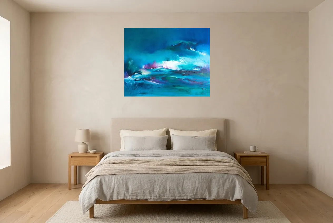 Tableau Abstrait Bleu 135 “Aurore Australe”, peinture originale à l'huile par Régine Gardan, 91 × 73 cm, tableau bleu accroché dans une chambre