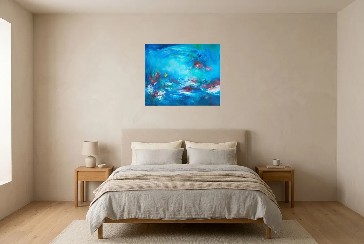 Tableau Abstrait Bleu 138 “Reflet”, peinture originale à l'huile par Régine Gardan, 73 × 60 cm, tableau bleu accroché dans une chambre
