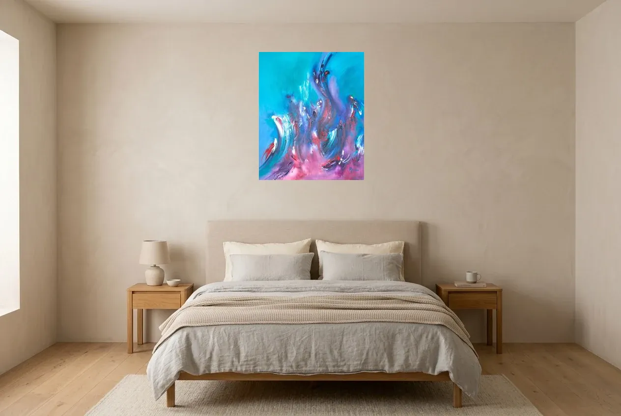 Tableau Abstrait Bleu 151 “Feu Follet”, peinture originale à l'huile par Régine Gardan, 60 × 73 cm, tableau bleu accroché dans une chambre