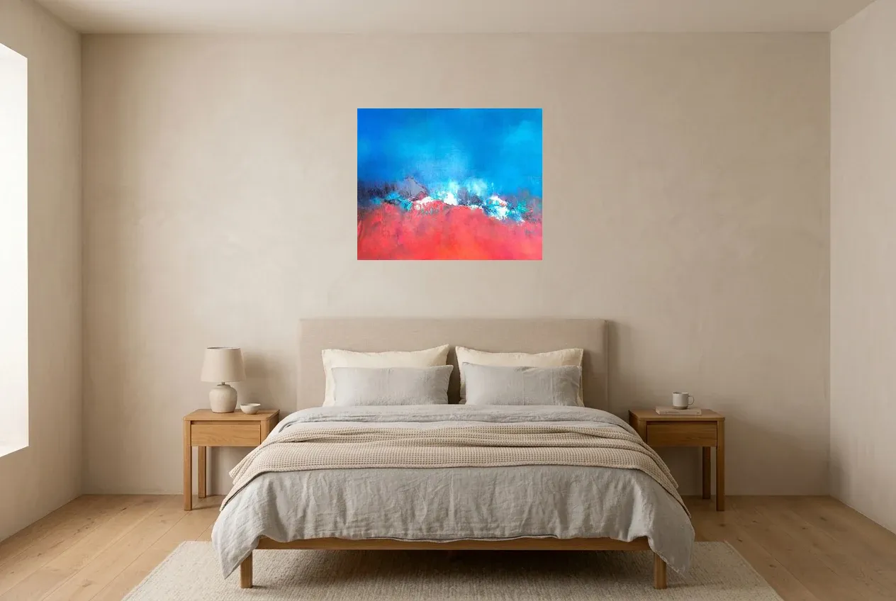 Tableau Abstrait Bleu 157 “Fusion”, peinture originale à l'huile par Régine Gardan, 73 × 60 cm, tableau bleu accroché dans une chambre