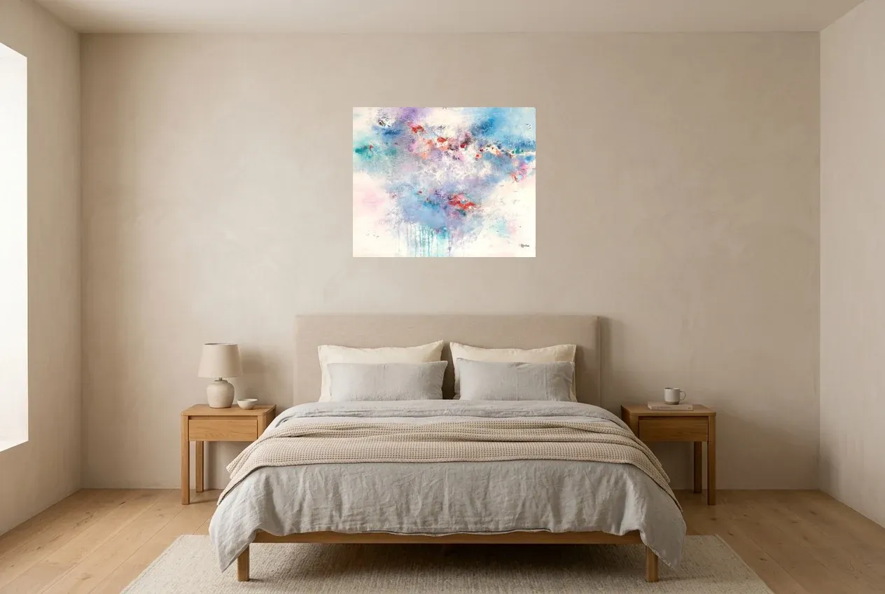 Tableau Abstrait Bleu 159 “Pureté”, peinture originale à l'huile par Régine Gardan, 73 × 60 cm, tableau bleu accroché dans une chambre