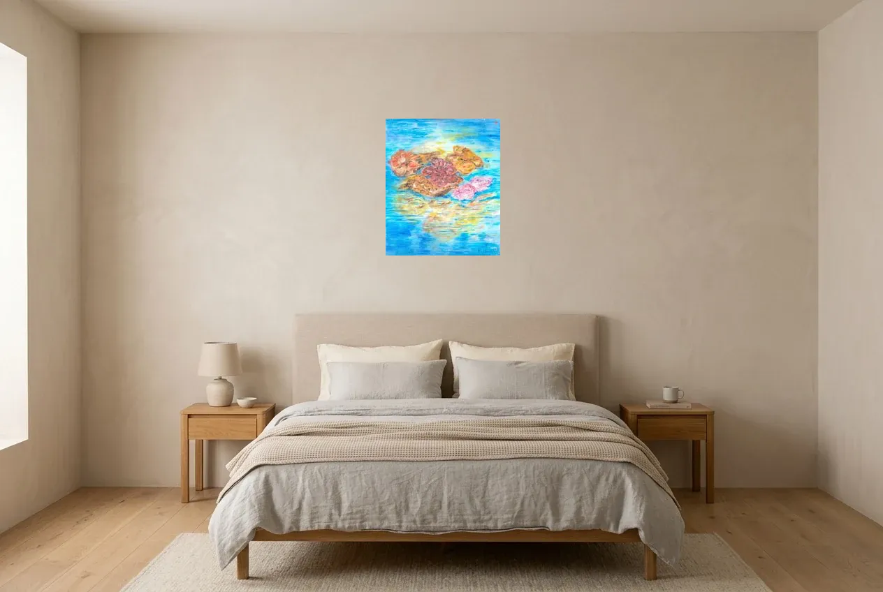 Tableau Abstrait Bleu 173 “Lotus”, peinture originale à l'huile par Régine Gardan, 46 × 55 cm, tableau bleu accroché dans une chambre