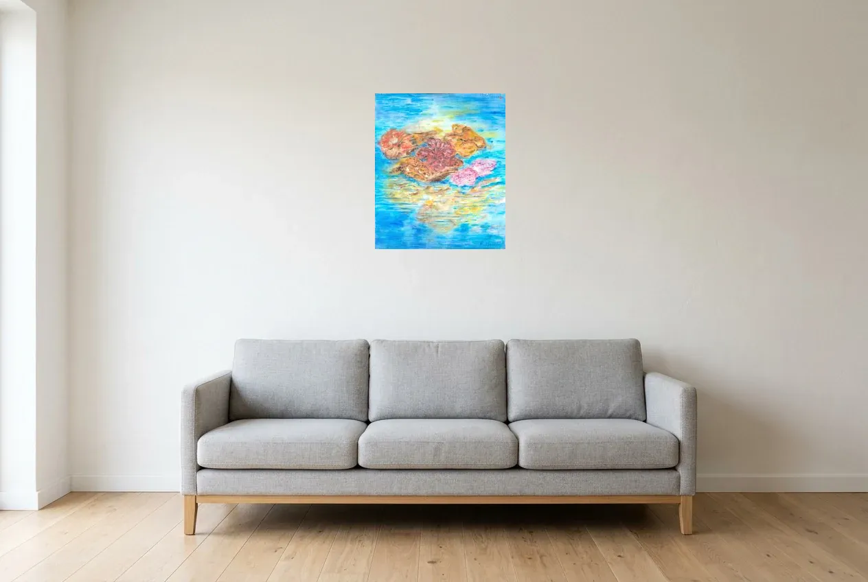 Tableau Abstrait Bleu 173 “Lotus”, peinture originale à l'huile par Régine Gardan, 46 × 55 cm, tableau bleu accroché dans un salon