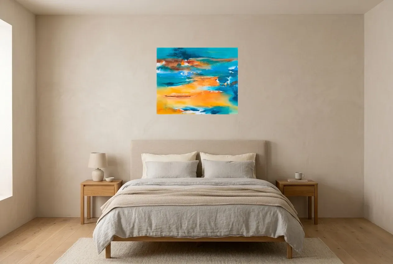 Tableau Abstrait Bleu 177 “Plage Paradisiaque”, peinture originale à l'huile par Régine Gardan, 73 × 60 cm, tableau bleu accroché dans une chambre