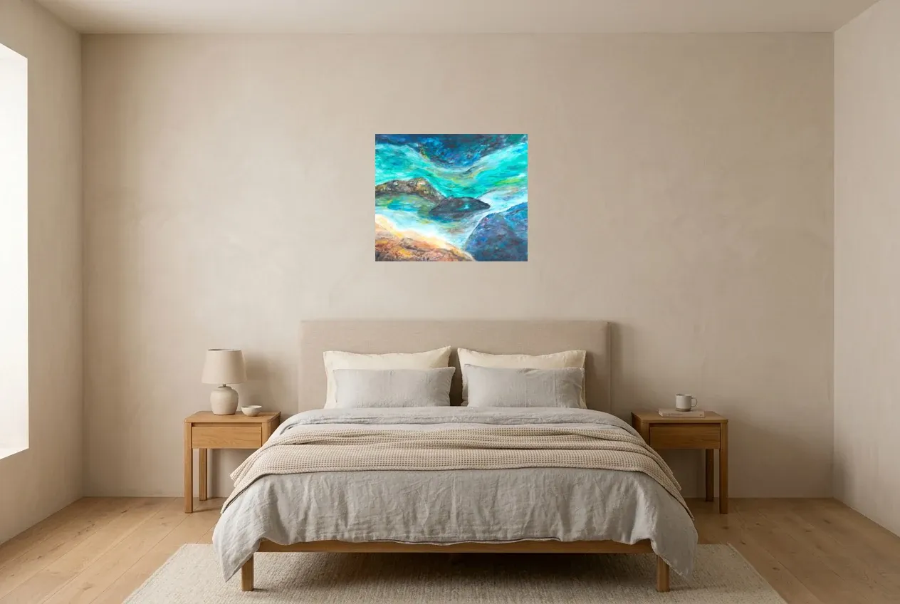 Tableau Abstrait Bleu 180 “Courant Marin”, peinture originale à l'huile par Régine Gardan, 60 × 50 cm, tableau bleu accroché dans une chambre