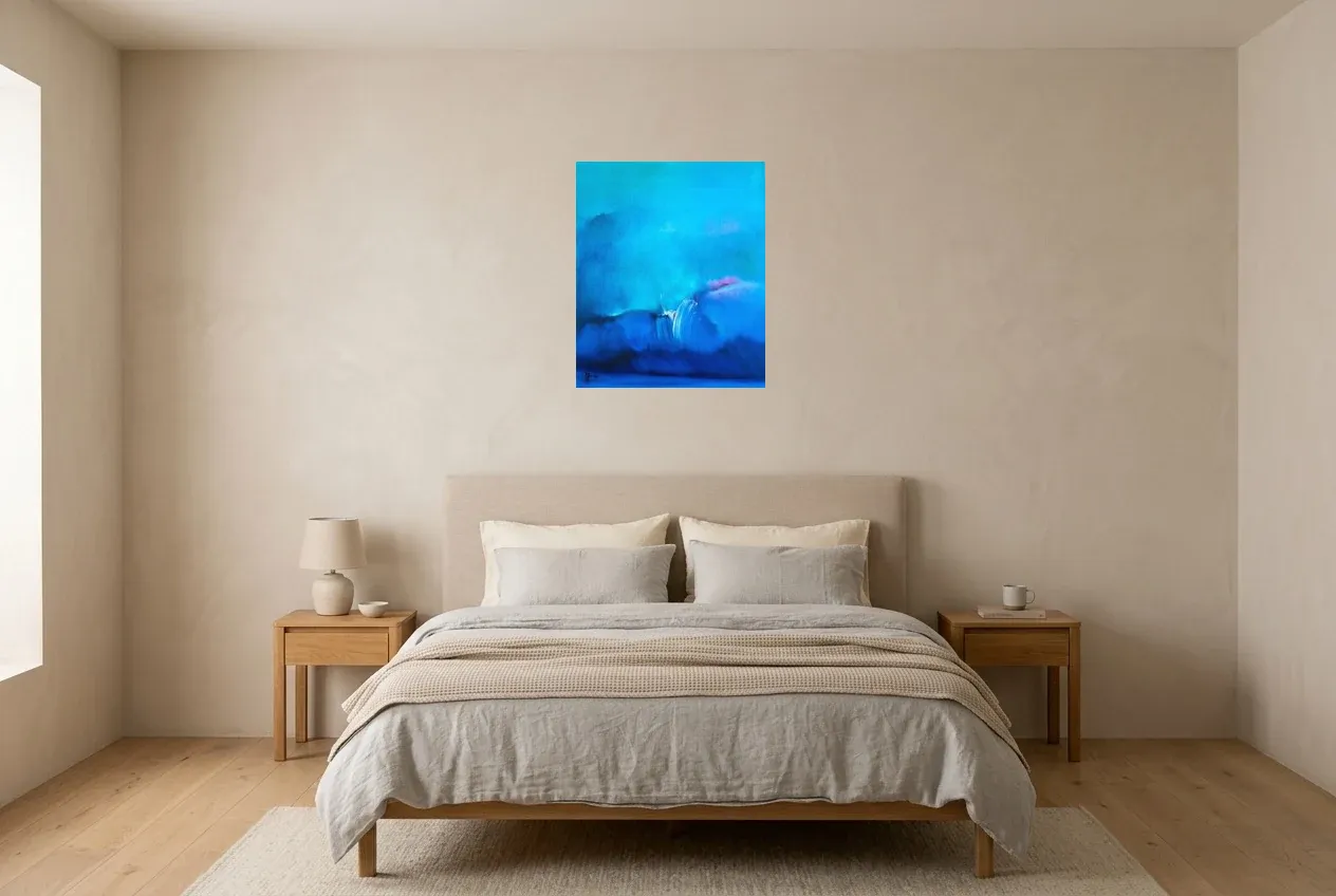 Tableau Abstrait Bleu 184 “Abysse”, peinture originale à l'huile par Régine Gardan, 50 × 60 cm, tableau bleu accroché dans une chambre