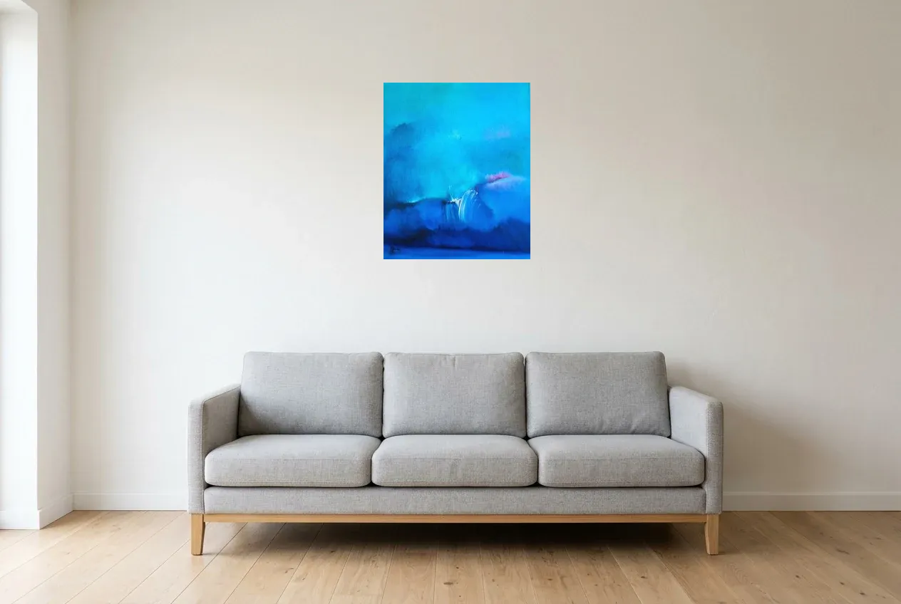 Tableau Abstrait Bleu 184 “Abysse”, peinture originale à l'huile par Régine Gardan, 50 × 60 cm, tableau bleu accroché dans un salon