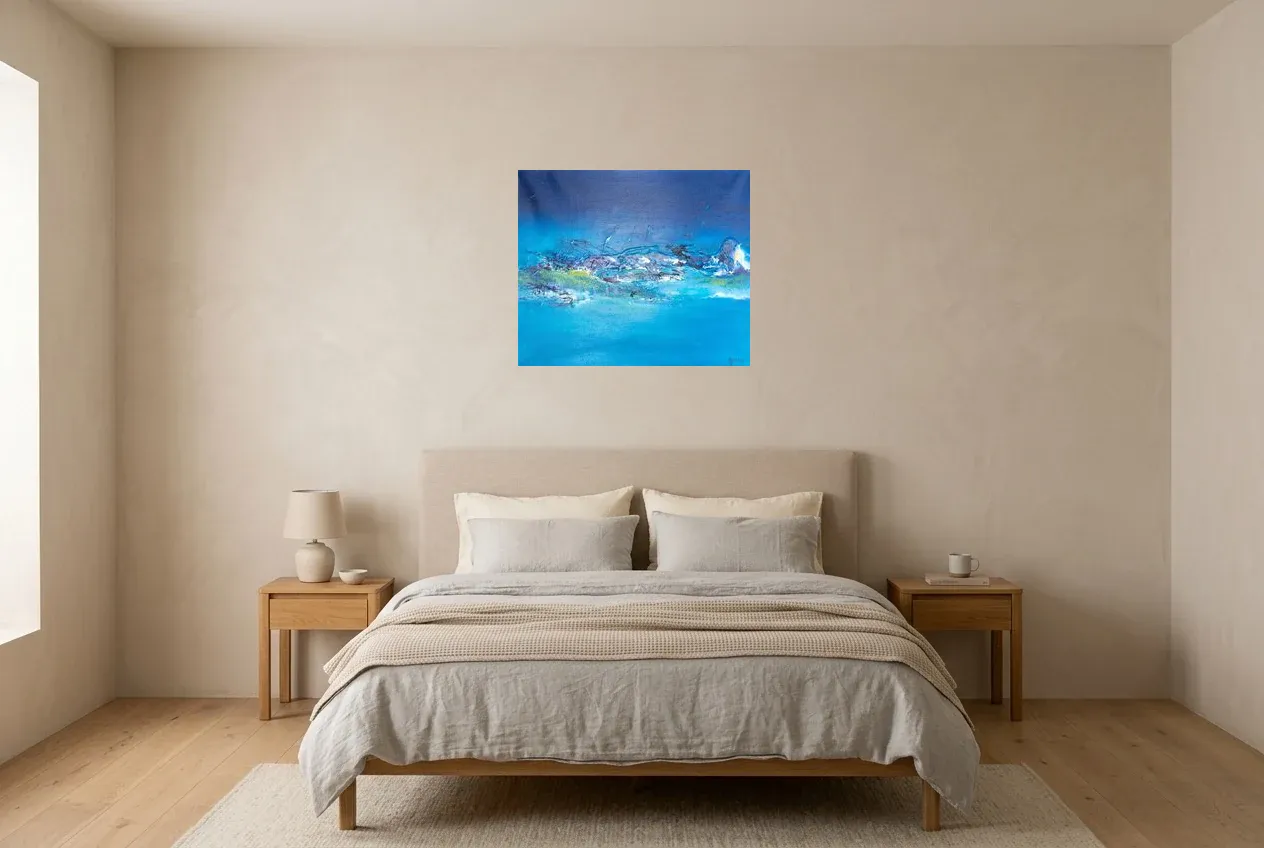 Tableau Abstrait Bleu 186 “Mer Alpine”, peinture originale à l'huile par Régine Gardan, 65 × 55 cm, tableau bleu accroché dans une chambre