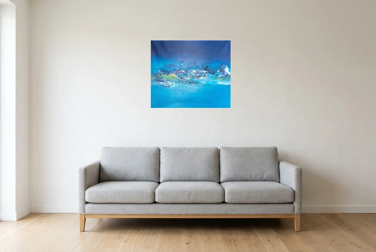 Tableau Abstrait Bleu 186 “Mer Alpine”, peinture originale à l'huile par Régine Gardan, 65 × 55 cm, tableau bleu accroché dans un salon