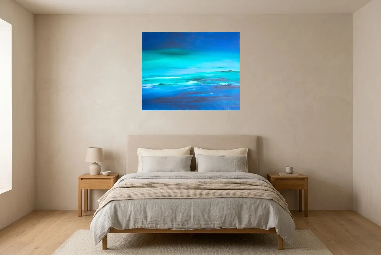Tableau Abstrait Bleu 195 ” Ligne Horizon”, peinture originale à l'huile par Régine Gardan, 91 × 73 cm, tableau bleu accroché dans une chambre
