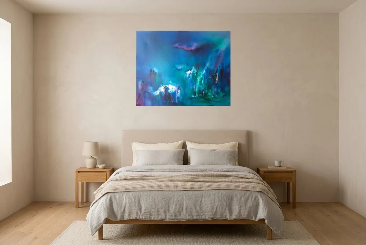 Tableau Abstrait Bleu 20 “Cascade”, peinture originale à l'huile par Régine Gardan, 91 × 73 cm, tableau bleu accroché dans une chambre