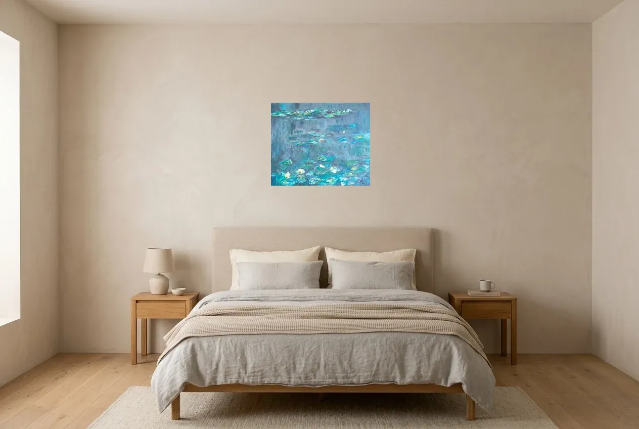 Tableau Abstrait Bleu 201 “Nénuphars”, peinture originale à l'huile par Régine Gardan, 55 × 46 cm, tableau bleu accroché dans une chambre