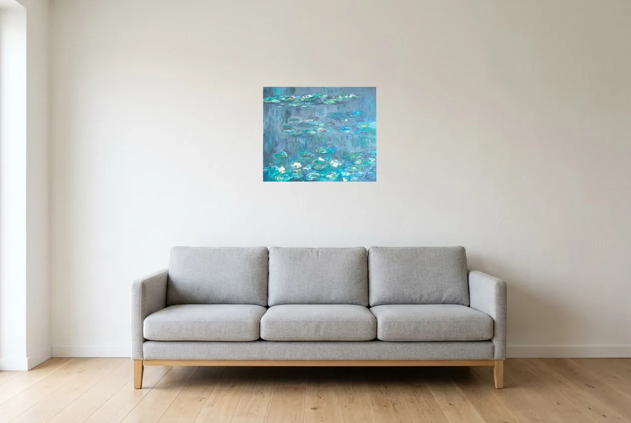 Tableau Abstrait Bleu 201 “Nénuphars”, peinture originale à l'huile par Régine Gardan, 55 × 46 cm, tableau bleu accroché dans un salon