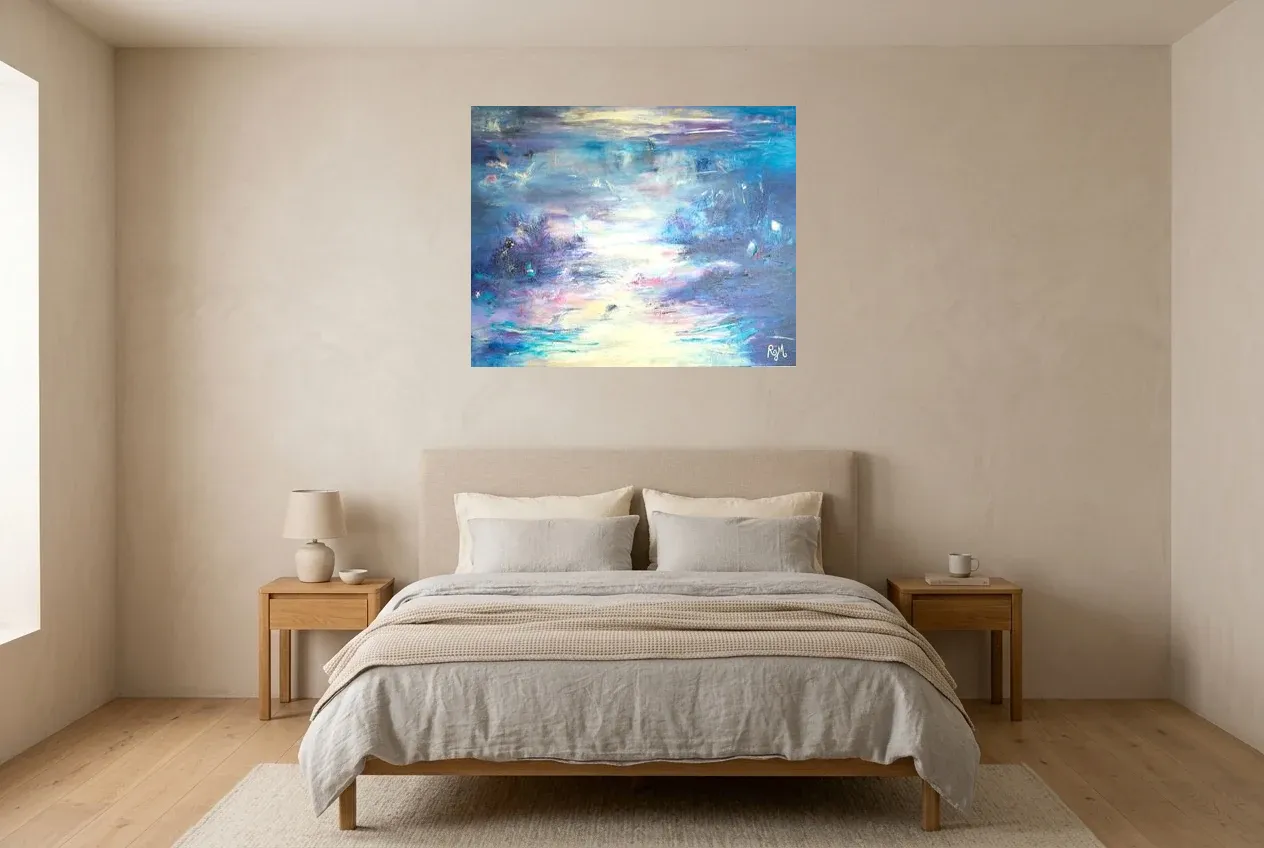 Tableau Abstrait Bleu 202 “Renaissance”, peinture originale à l'huile par Régine Gardan, 91 × 73 cm, tableau bleu accroché dans une chambre
