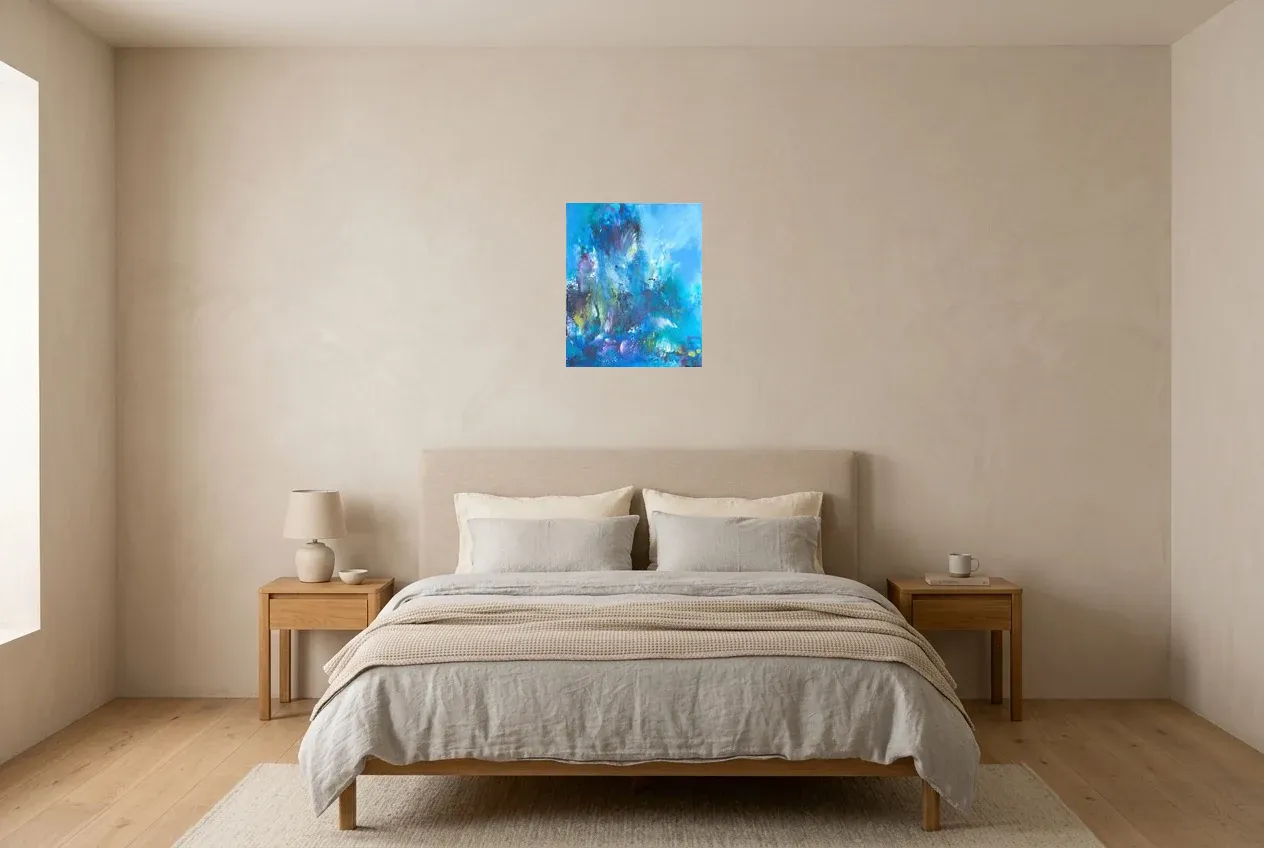 Tableau Abstrait Bleu 205 “Gardien”, peinture originale à l'huile par Régine Gardan, 38 × 46 cm, tableau bleu accroché dans une chambre