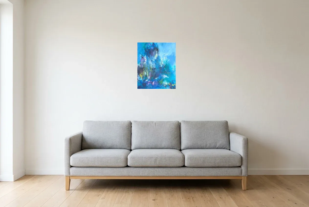 Tableau Abstrait Bleu 205 “Gardien”, peinture originale à l'huile par Régine Gardan, 38 × 46 cm, tableau bleu accroché dans un salon
