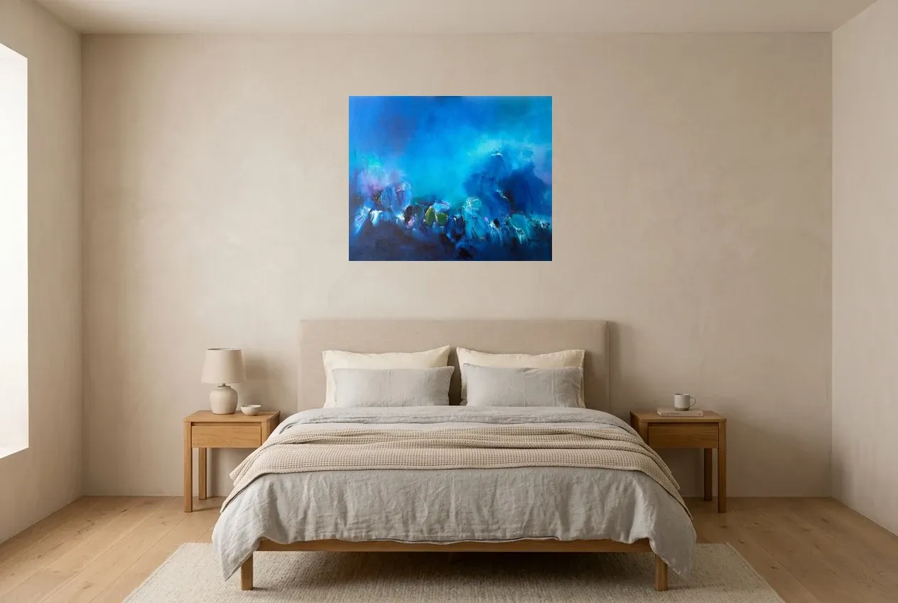 Tableau Abstrait Bleu 21 “Profondeur Marin”, peinture originale à l'huile par Régine Gardan, 80 × 65 cm, tableau bleu accroché dans une chambre