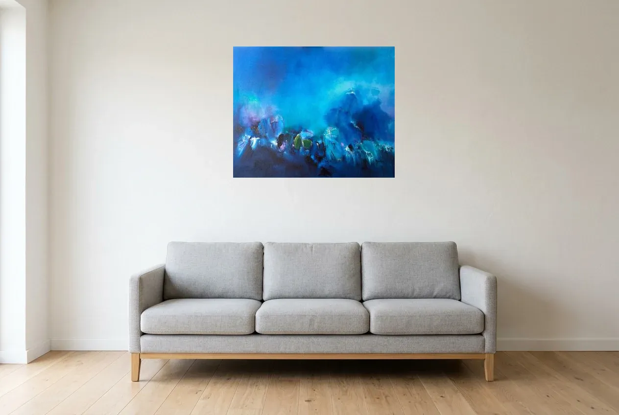 Tableau Abstrait Bleu 21 “Profondeur Marin”, peinture originale à l'huile par Régine Gardan, 80 × 65 cm, tableau bleu accroché dans un salon