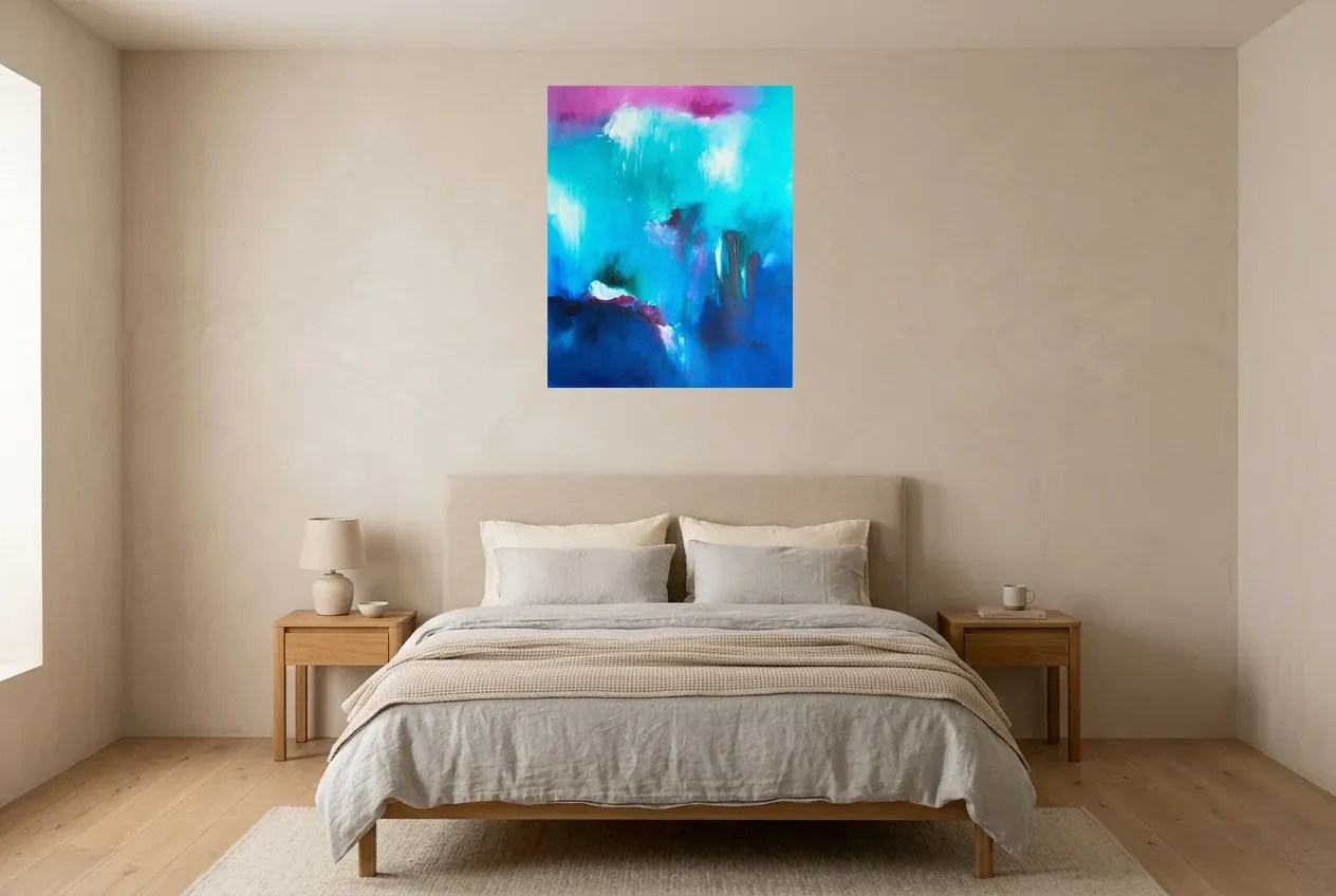 Tableau Abstrait Bleu 214 “Douceur”, peinture originale à l'huile par Régine Gardan, 65 × 80 cm, tableau bleu accroché dans une chambre