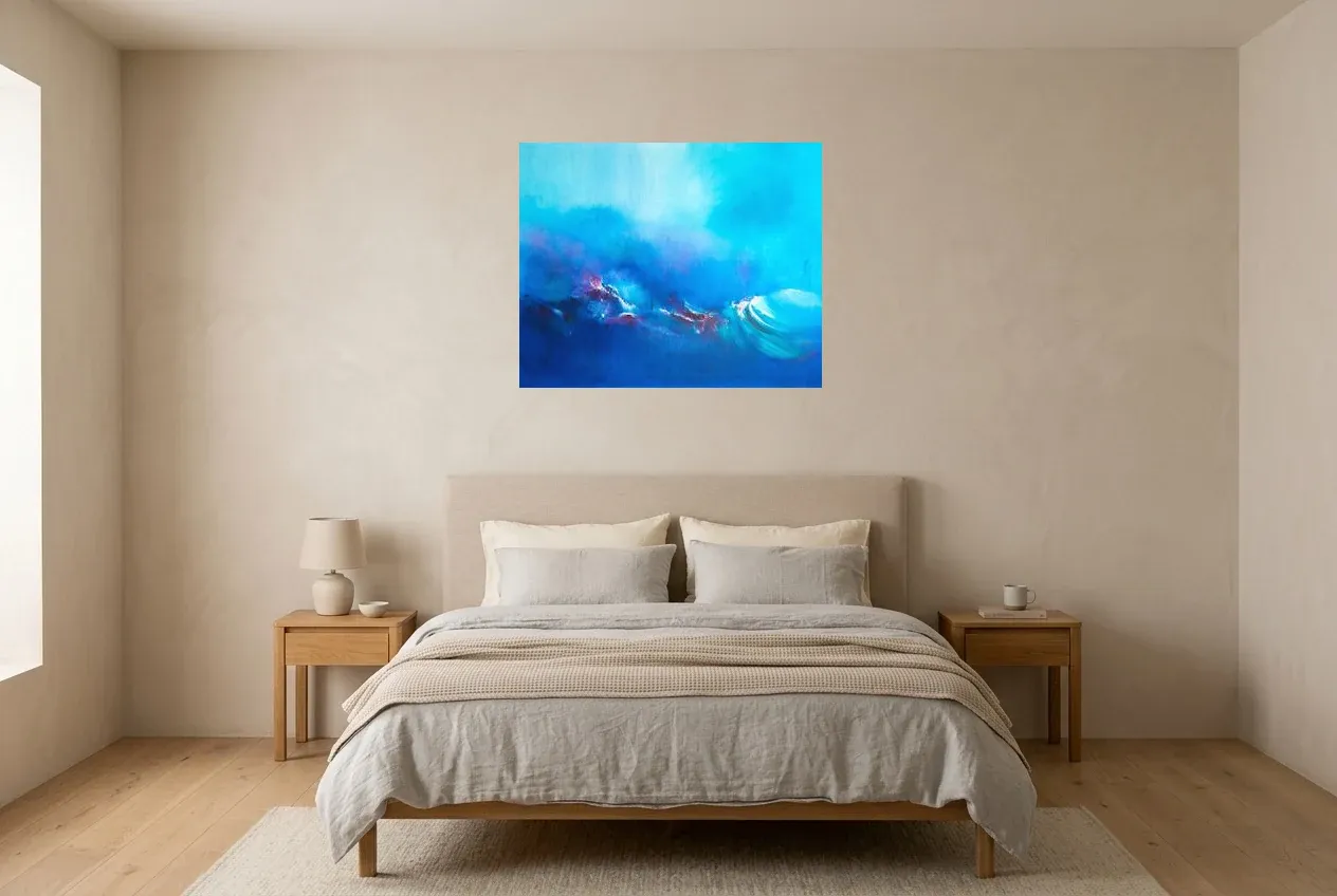 Tableau Abstrait Bleu 215 “Stratosphère”, peinture originale à l'huile par Régine Gardan, 80 × 65 cm, tableau bleu accroché dans une chambre