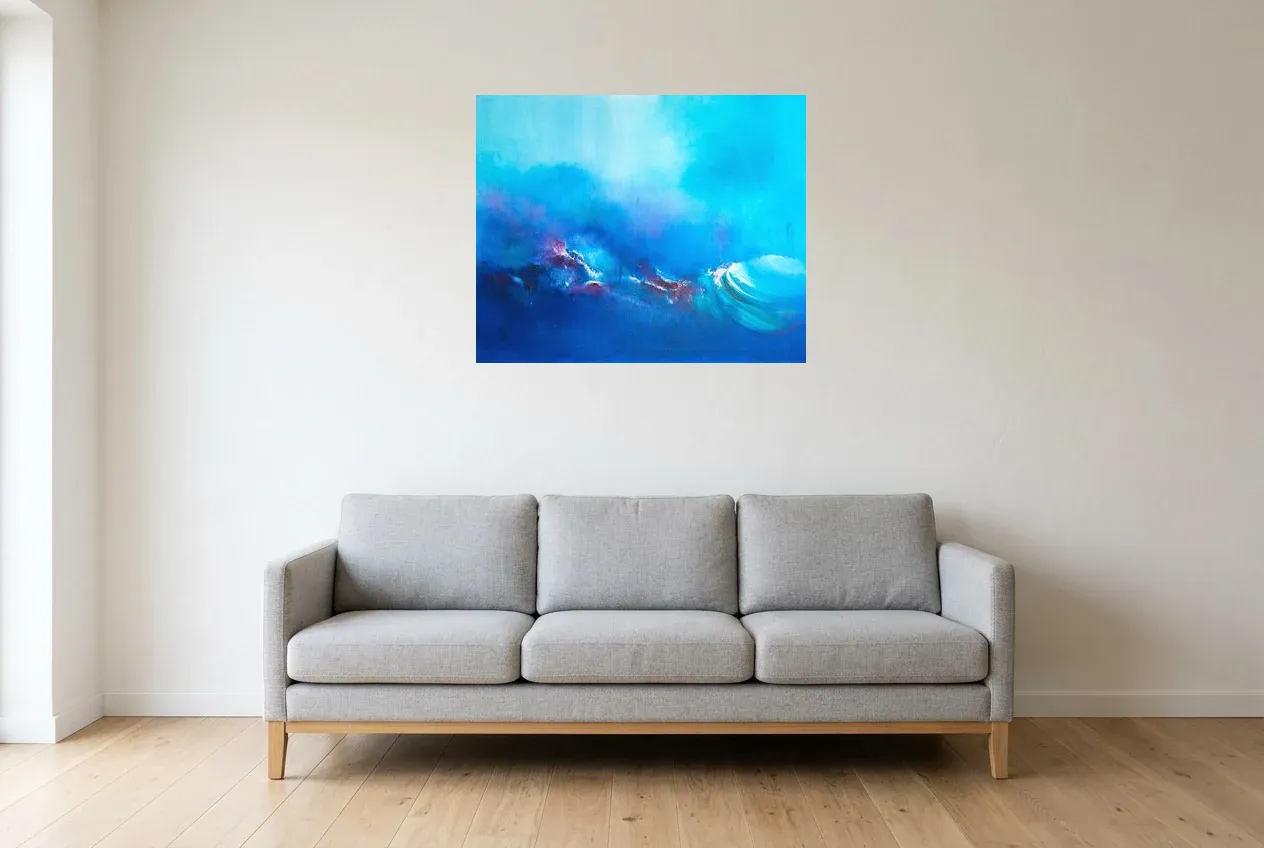 Tableau Abstrait Bleu 215 “Stratosphère”, peinture originale à l'huile par Régine Gardan, 80 × 65 cm, tableau bleu accroché dans un salon