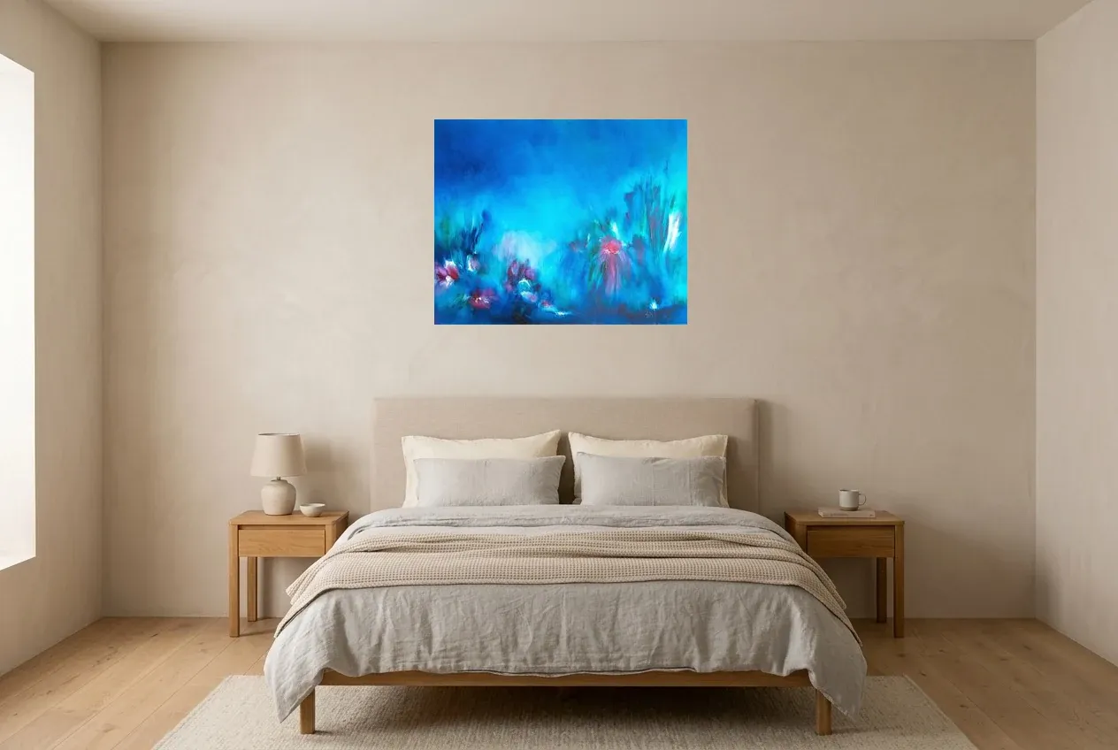 Tableau Abstrait Bleu 218 “Fleurs De Nuit”, peinture originale à l'huile par Régine Gardan, 80 × 65 cm, tableau bleu accroché dans une chambre
