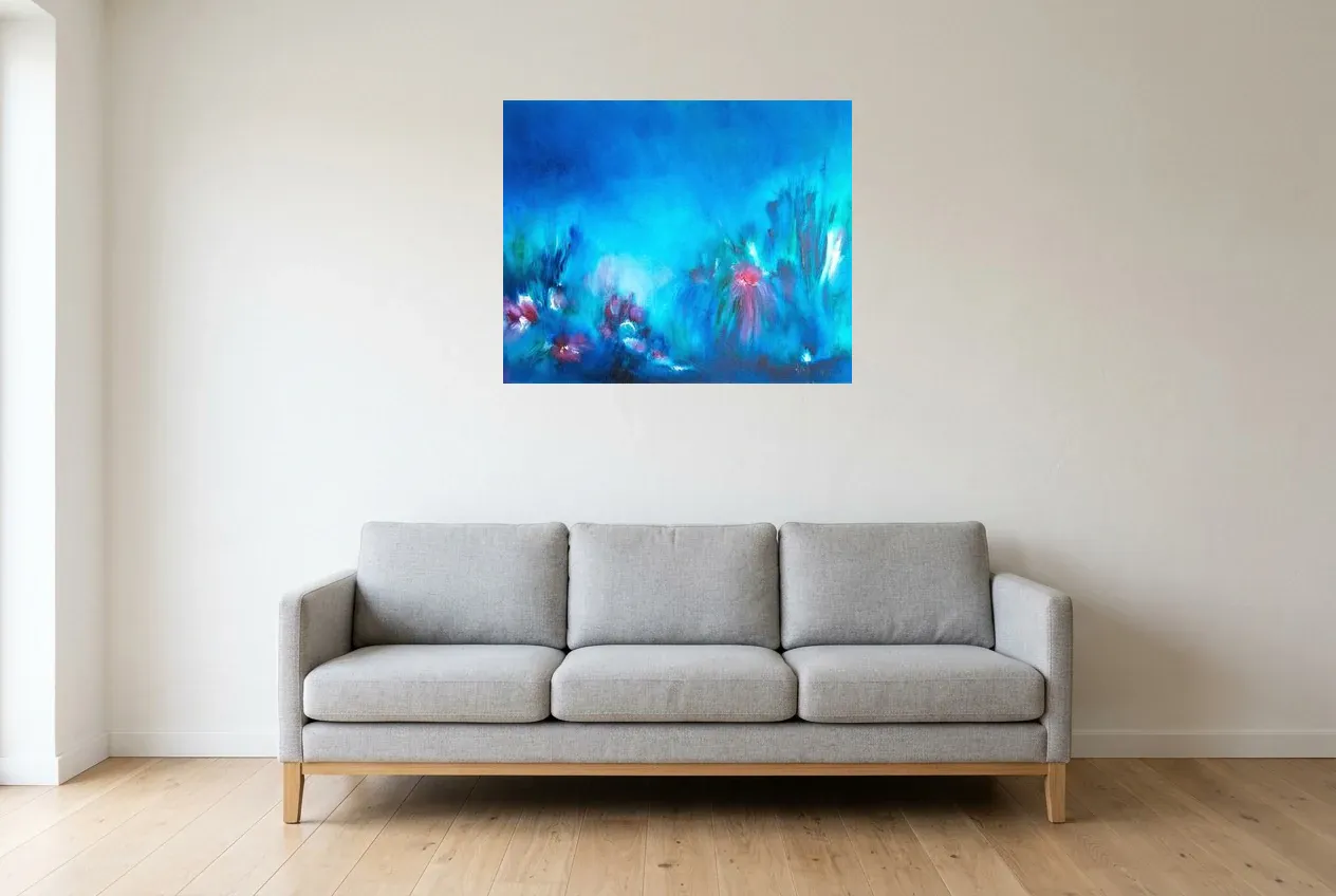 Tableau Abstrait Bleu 218 “Fleurs De Nuit”, peinture originale à l'huile par Régine Gardan, 80 × 65 cm, tableau bleu accroché dans un salon