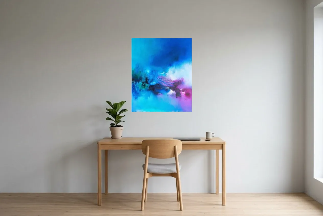Tableau Abstrait Bleu 230 “Commencement”, peinture originale à l'huile par Régine Gardan, 65 × 80 cm, tableau bleu accroché dans un bureau