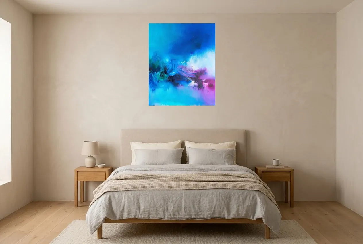 Tableau Abstrait Bleu 230 “Commencement”, peinture originale à l'huile par Régine Gardan, 65 × 80 cm, tableau bleu accroché dans une chambre
