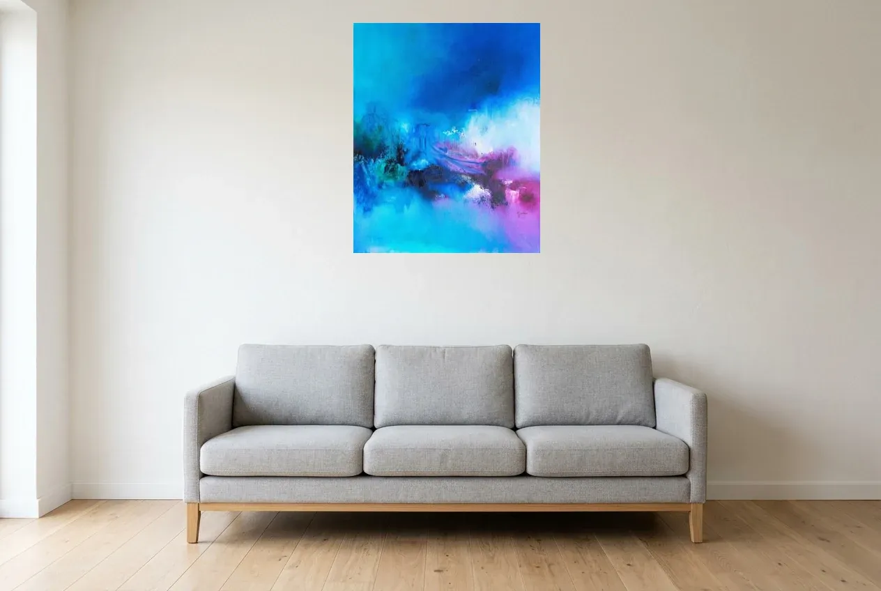 Tableau Abstrait Bleu 230 “Commencement”, peinture originale à l'huile par Régine Gardan, 65 × 80 cm, tableau bleu accroché dans un salon