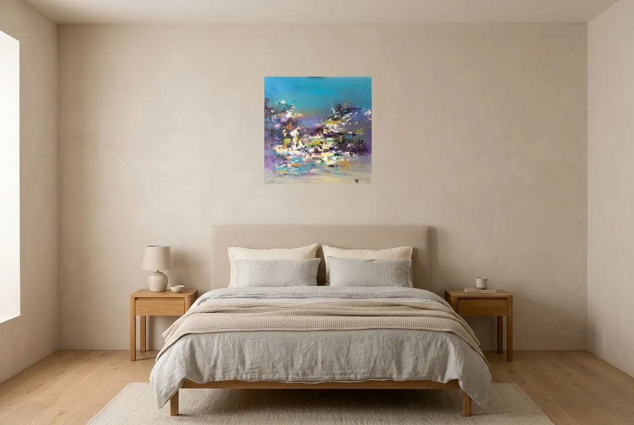 Tableau Abstrait Bleu 24 “Papillon De Nuit”, peinture originale à l'huile par Régine Gardan, 60 × 60 cm, tableau bleu accroché dans une chambre