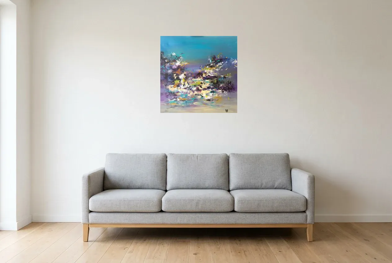 Tableau Abstrait Bleu 24 “Papillon De Nuit”, peinture originale à l'huile par Régine Gardan, 60 × 60 cm, tableau bleu accroché dans un salon