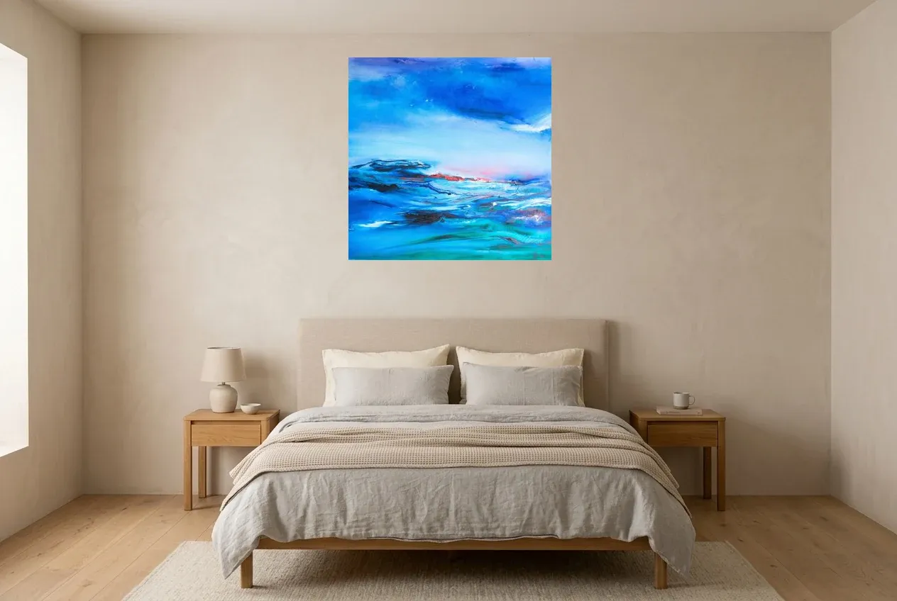 Tableau Abstrait Bleu 241 “Éclairci”, peinture originale à l'huile par Régine Gardan, 80 × 80 cm, tableau bleu accroché dans une chambre