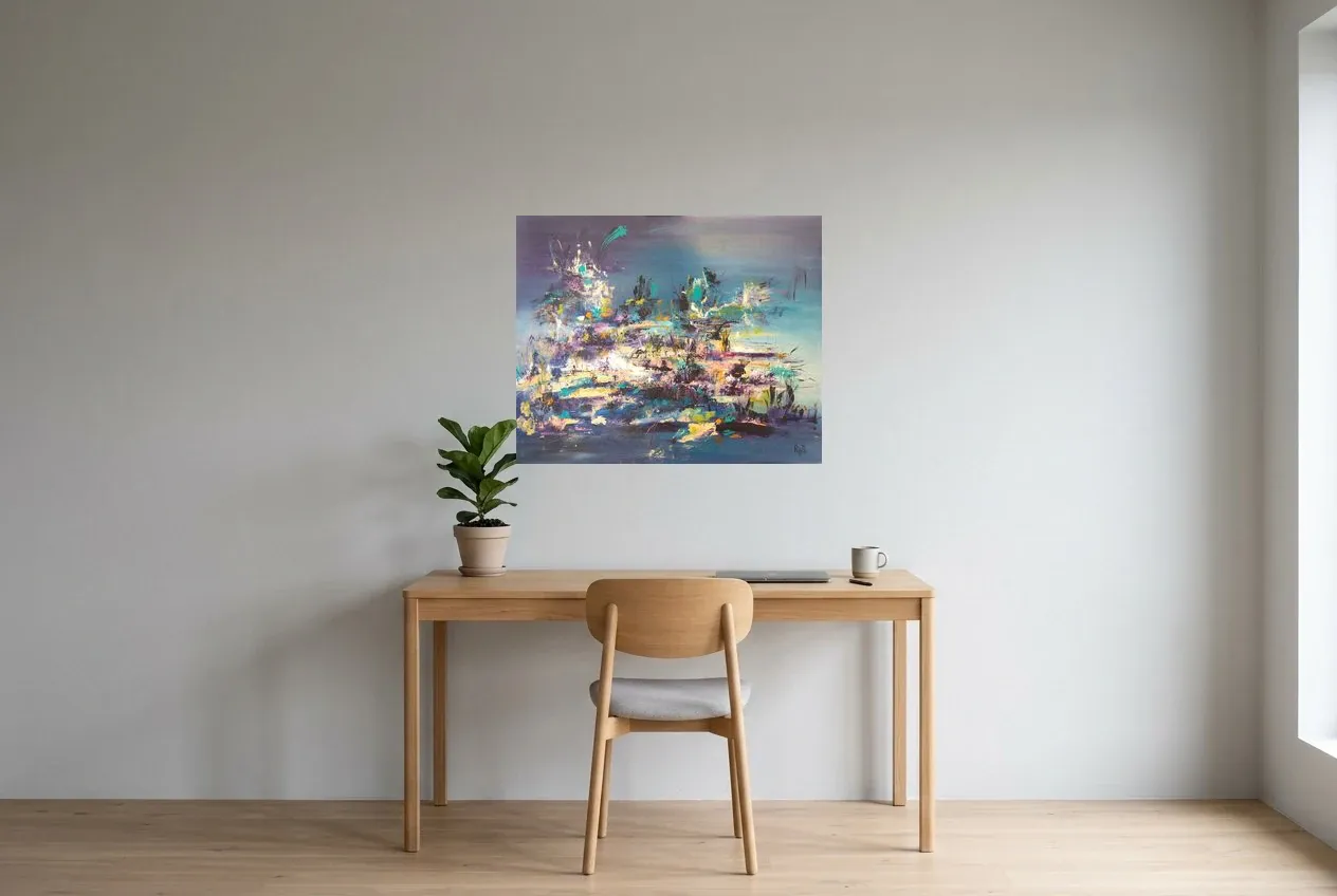 Tableau Abstrait Bleu 42 “Reflets d’Étoiles”, peinture originale à l'huile par Régine Gardan, 80 × 65 cm, tableau bleu accroché dans un bureau