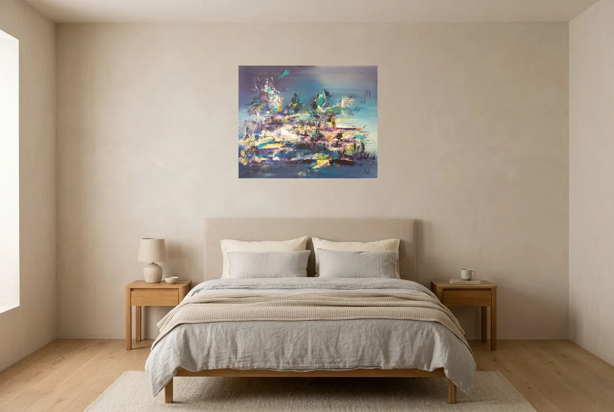 Tableau Abstrait Bleu 42 “Reflets d’Étoiles”, peinture originale à l'huile par Régine Gardan, 80 × 65 cm, tableau bleu accroché dans une chambre
