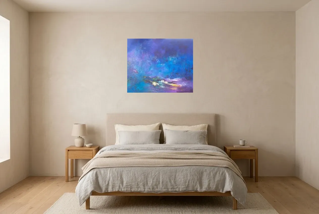 Tableau abstrait Froid Polaire de Régine Gardan accroché dans un chambre, photo en situation