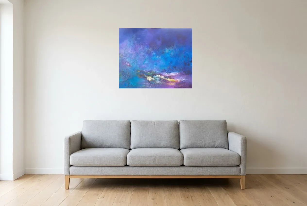 Tableau Abstrait Bleu 53 “Froid Polaire”, peinture originale à l'huile par Régine Gardan, 73 × 60 cm, tableau bleu accroché dans un salon